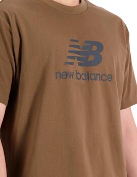 Camiseta New Balance Essentials Stacked Logo Hombre Marrón