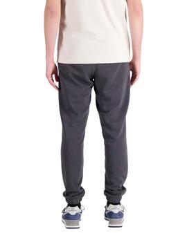 Pantalón New Balance Essentials Varsity Hombre Gris