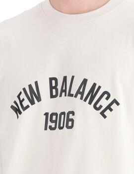 Camiseta New Balance Essentials Varsity Hombre Beige