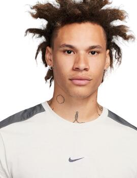 Camiseta Nike Graphic Hombre Beige